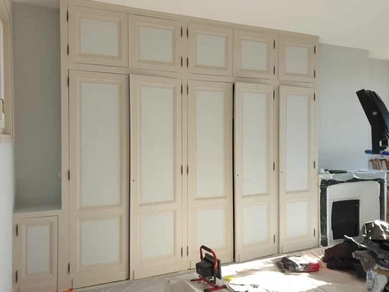 Peinture de finition des placards d'une chambre à Libourne (33500) - Le Peintre Aquitain