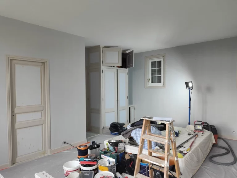 Peinture laque et révision des murs avant relooking d'une chambre à Libourne (33500) - Le Peintre Aquitain