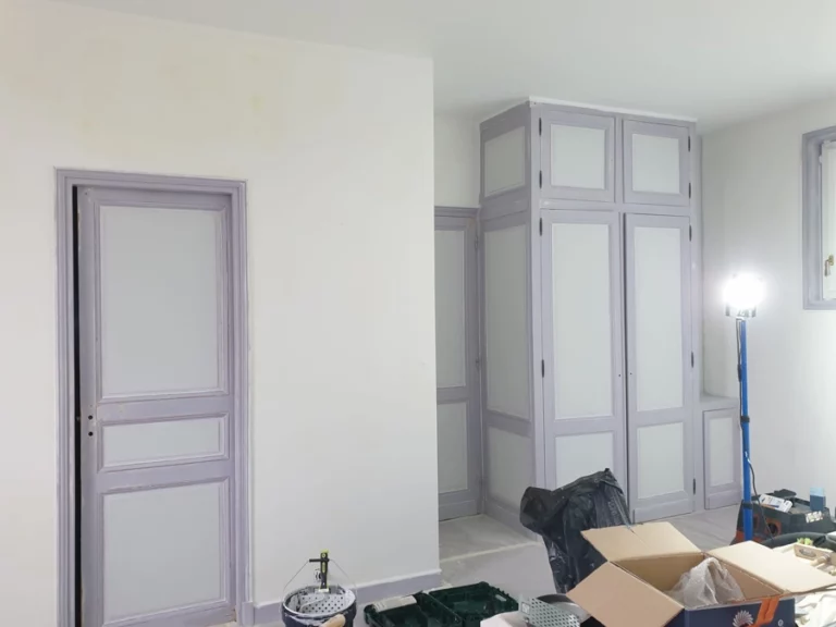 Ponçage des murs et boiserie d'une chambre à Libourne (33500) - Le Peintre Aquitain