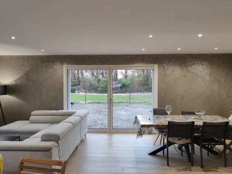 Décoration intérieure du mur du salon d'une maison avec de la peinture sablée Kalahari - Le Peintre Aquitain