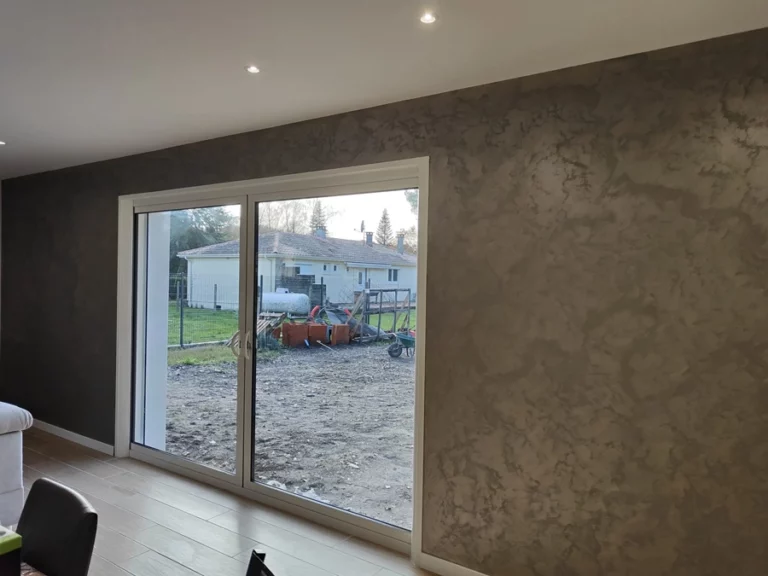 Mur du salon d'une maison, enduit d'une peinture sablée Kalahari - Le Peintre Aquitain
