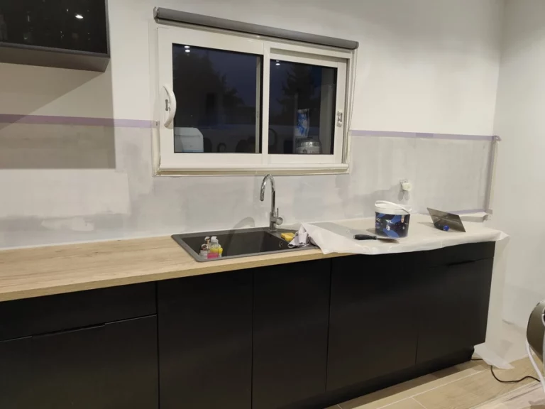 Faïence de cuisine en préparation avant pose béton ciré - Le Peintre Aquitain