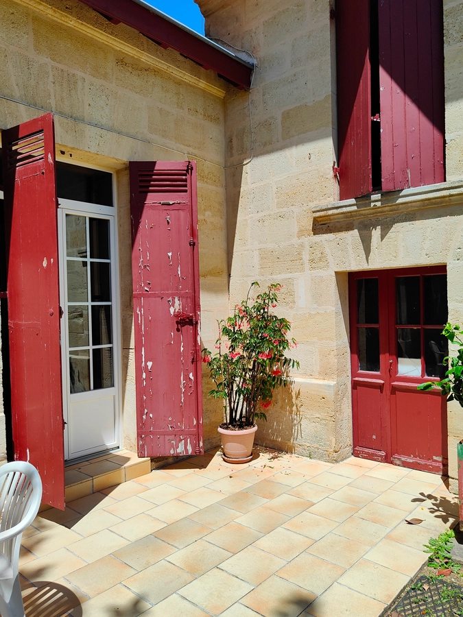 Boiseries rouge en mauvais état avant rafraichissement avec peinture - Le Peintre Aquitain