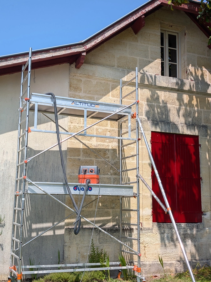 Échafaudage sur maison de campagne pour rénover les boiseries - Le Peintre Aquitain