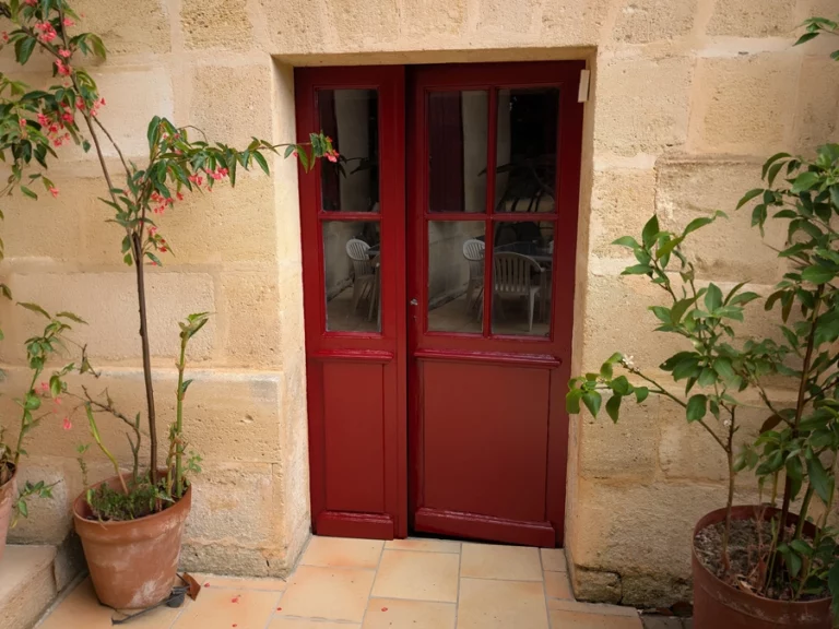 Porte d'entrée rouge rénovée avec une peinture extérieure - Le Peintre Aquitain