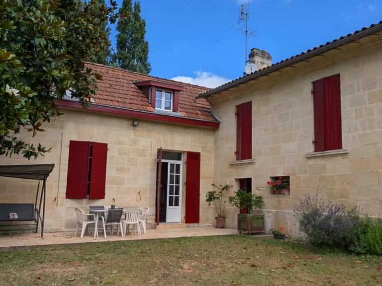 Rafraichissement des boiseries extérieures rouges d'une maison de campagne à Aubie-et-Espessas - Le Peintre Aquitain