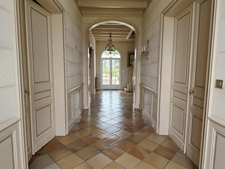 Rénovation des peintures des murs d'entrée d'une maison de maître à Libourne (33500) - Le Peintre Aquitain