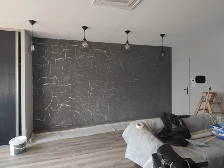 Béton ciré effet craquelé sur le mur d'un salon de coiffure au Haillan (33185) - Le Peintre Aquitain