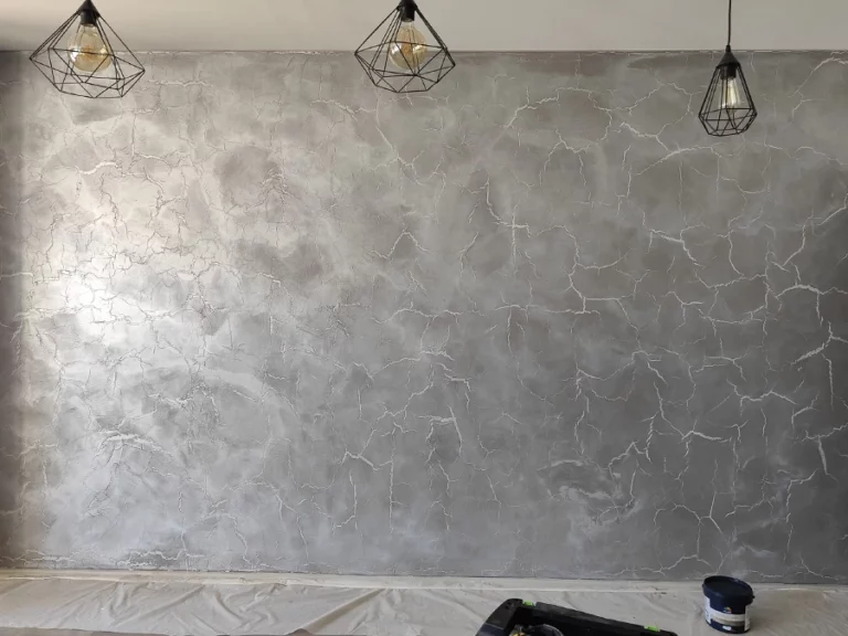 Pose d'un béton ciré effet craquelé sur le mur d'un salon de coiffure au Haillan (33185) - Le Peintre Aquitain