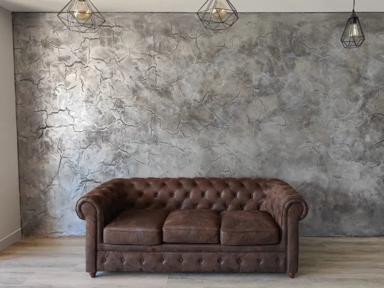 Enduit décoratif effet craquelé sur le mur d'un salon de coiffure au Haillan (33185) - Le Peintre Aquitain