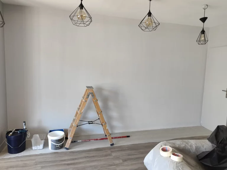 Finition peinture avant pose d'un béton ciré effet craquelé sur le mur d'un salon de coiffure au Haillan (33185) - Le Peintre Aquitain