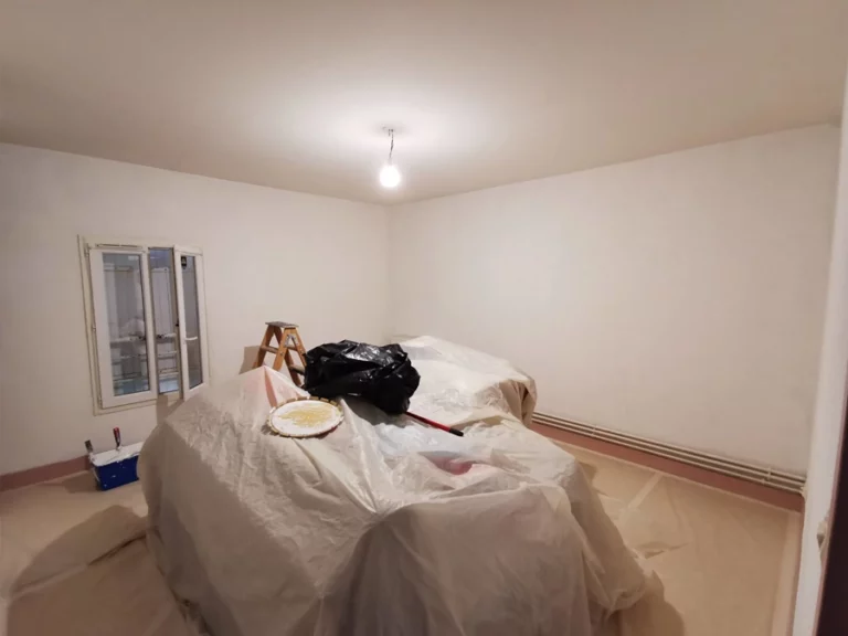 Préparation des murs avant peinture intérieure d'un appartement - Aubie-et-Espessas - Le Peintre Aquitain