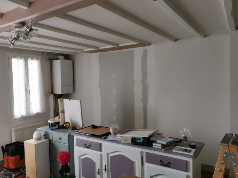 Préparation des murs avant peinture intérieure de la cuisine d'un appartement - Aubie-et-Espessas - Le Peintre Aquitain