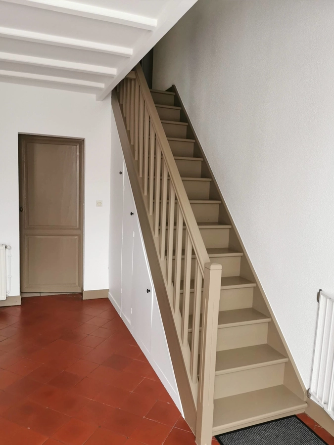 Peinture intérieure de l'escalier en bois d'un appartement - Aubie-et-Espessas - Le Peintre Aquitain
