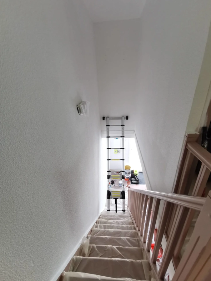 Préparation des boiseries avant peinture de l'escalier en bois d'un appartement - Aubie-et-Espessas - Le Peintre Aquitain