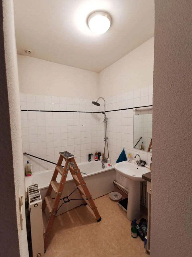 Peinture intérieure de la salle de bain d'un appartement - Aubie-et-Espessas - Le Peintre Aquitain