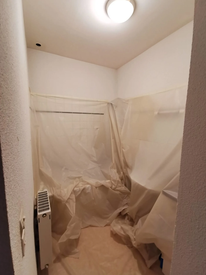 Préparation des murs avant peinture de la salle de bain d'un appartement - Aubie-et-Espessas - Le Peintre Aquitain
