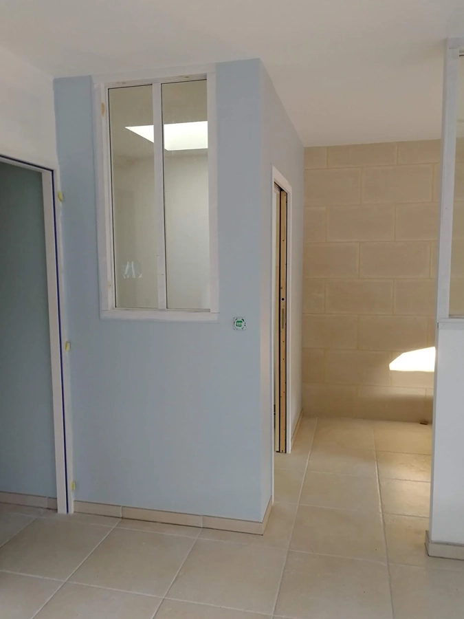 Peinture intérieure bleu d'un mur - extension maison à Libourne - Le Peintre Aquitain