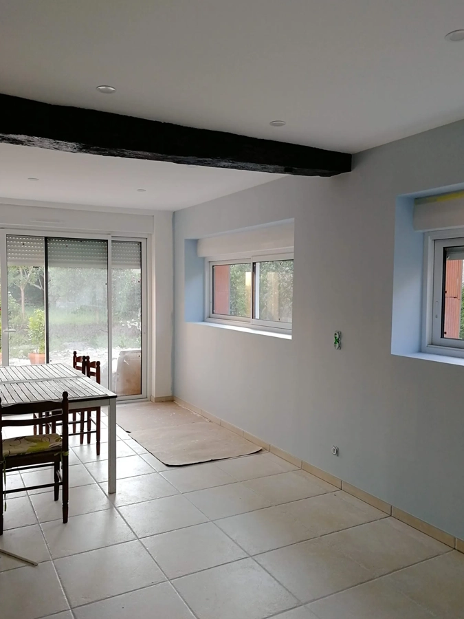 Peinture intérieure blanche d'une pièce à vivre - extension maison à Libourne - Le Peintre Aquitain