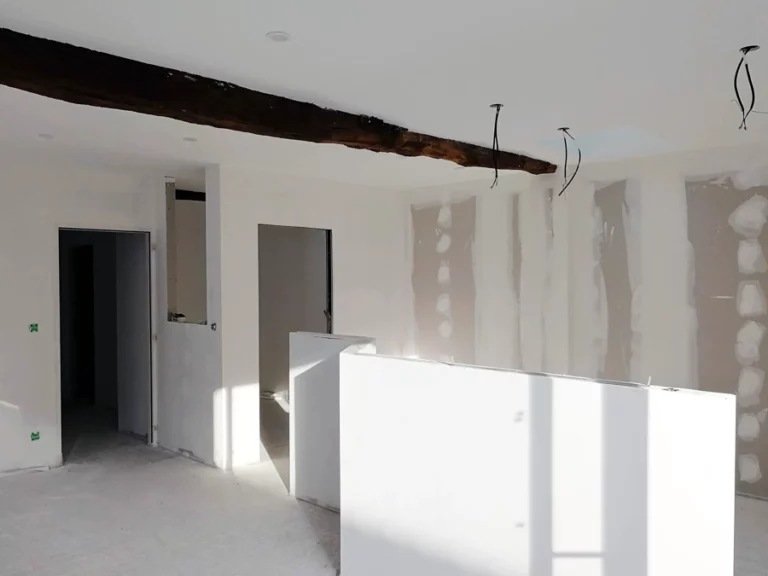 Préparation des cloisons en plâtre BA13 avant peinture intérieure - extension maison à Libourne - Le Peintre Aquitain