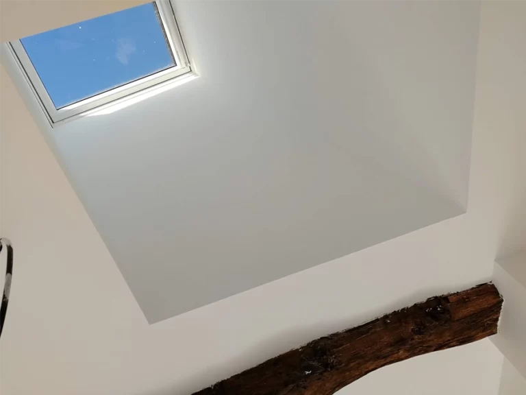 Peinture intérieure des plafonds autour d'un velux - extension maison à Libourne - Le Peintre Aquitain