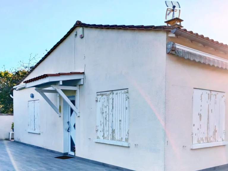 Façade extérieure et volets avant nettoyage - Maison à Lugon-et-l'Île-du-Carnay - Le Peintre Aquitain