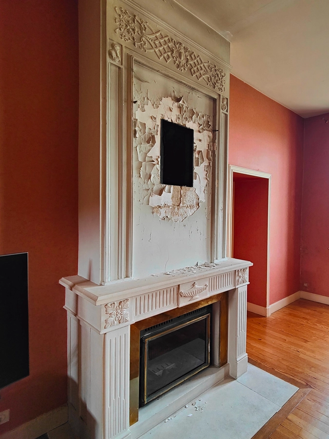 Cheminée d'une maison à Vérac avant rénovation de la peinture - Le Peintre Aquitain