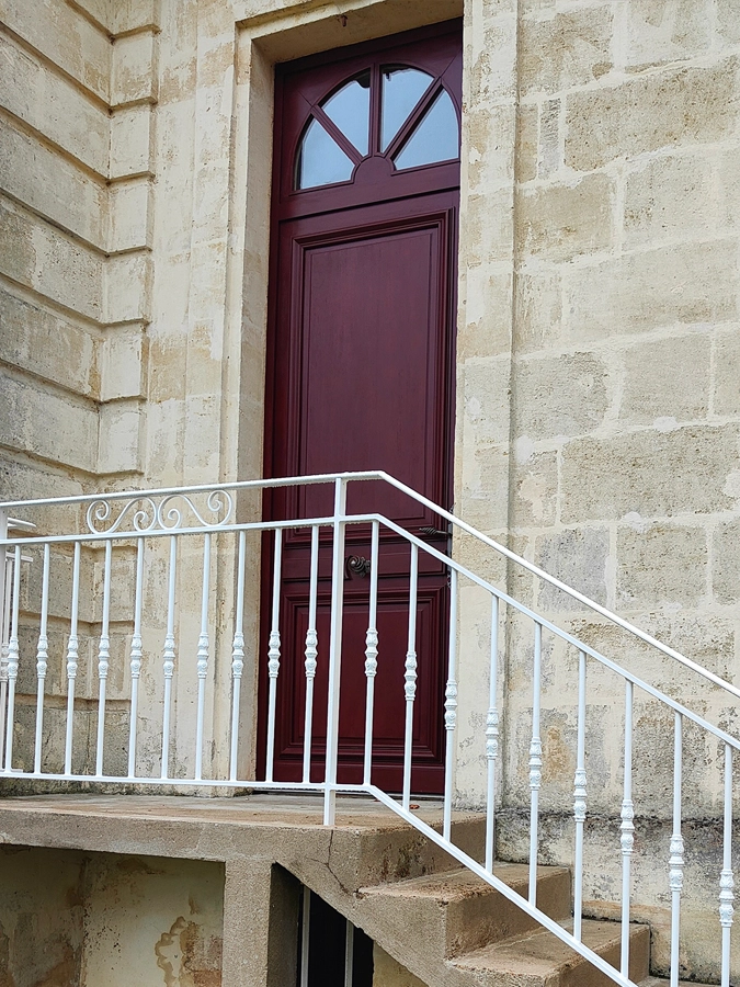 Porte d'entrée d'une maison à Vérac avant rénovation des peintures - Le Peintre Aquitain