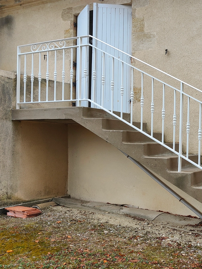 Rambarde d'une maison à Vérac après rénovation des peintures extérieures - Le Peintre Aquitain