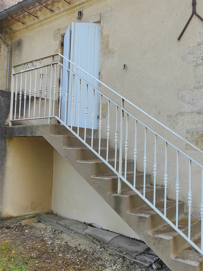 Rambarde d'une maison à Vérac avant rénovation des peintures - Le Peintre Aquitain