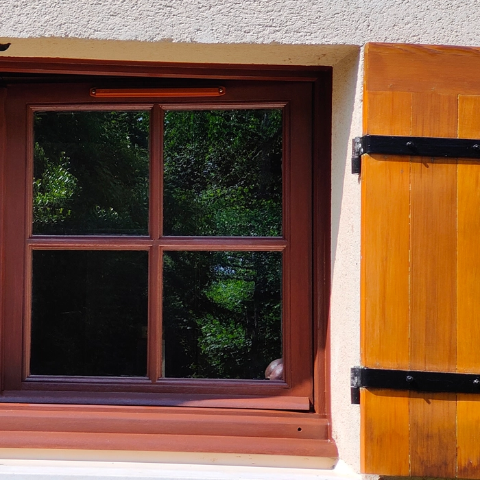Fenêtre droite en bois d'une maison à Marsas après la rénovation des peintures extérieures - Le Peintre Aquitain