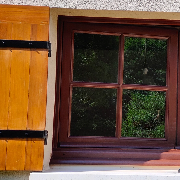 Fenêtre gauche en bois d'une maison à Marsas après la rénovation des peintures extérieures - Le Peintre Aquitain