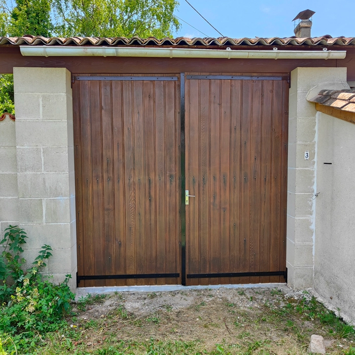 Porte en bois d'une maison à Marsas après rénovation des peintures extérieures - Le Peintre Aquitain