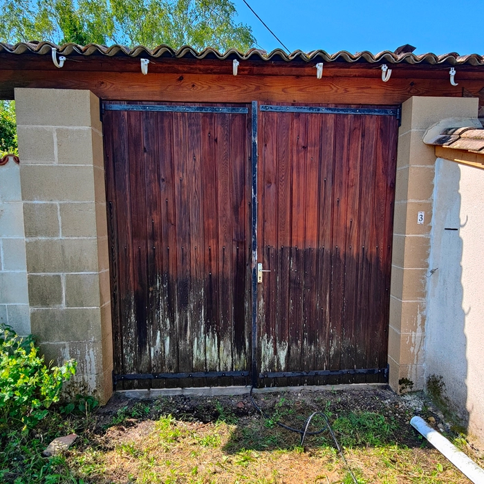 Porte en bois d'une maison à Marsas avant rénovation - Le Peintre Aquitain