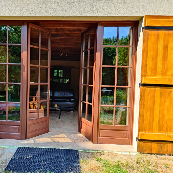 Porte-fenêtre en bois d'une maison à Marsas après rénovation des peintures extérieures - Le Peintre Aquitain