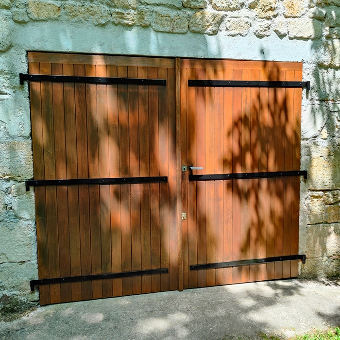 Porte en bois d'une grange à Marsas après rénovation des peintures extérieures - Le Peintre Aquitain