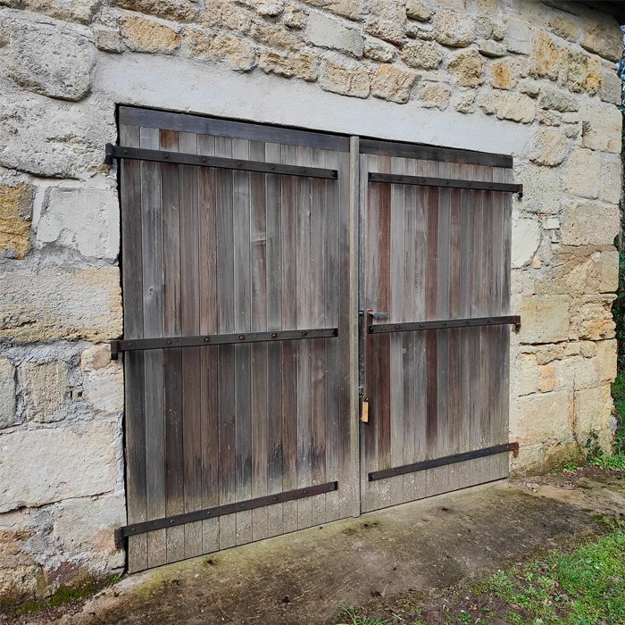 Porte en bois d'une grange à Marsas avant rénovation - Le Peintre Aquitain