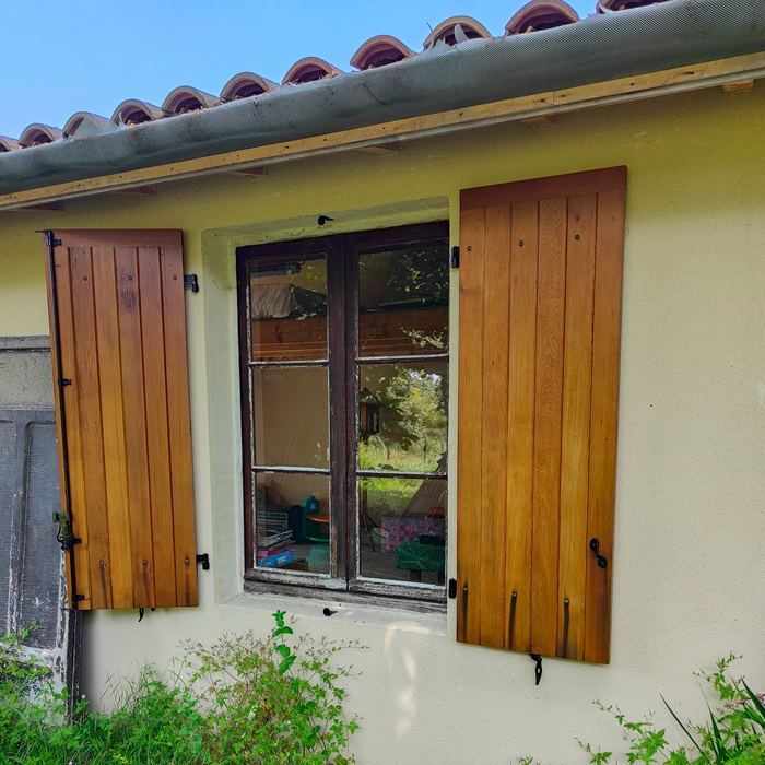 Volets en bois d'une maison à Marsas après rénovation des peintures extérieures - Le Peintre Aquitain
