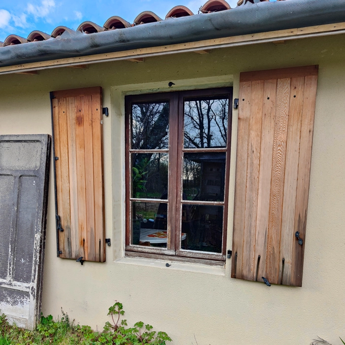 Volets en bois d'une maison à Marsas avant rénovation - Le Peintre Aquitain