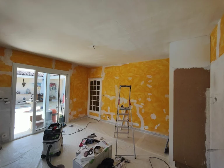 Mur avant la rénovation complète d'une cuisine à Saint-Ciers-d'Abzac - Peinture intérieure des murs - Le Peintre Aquitain