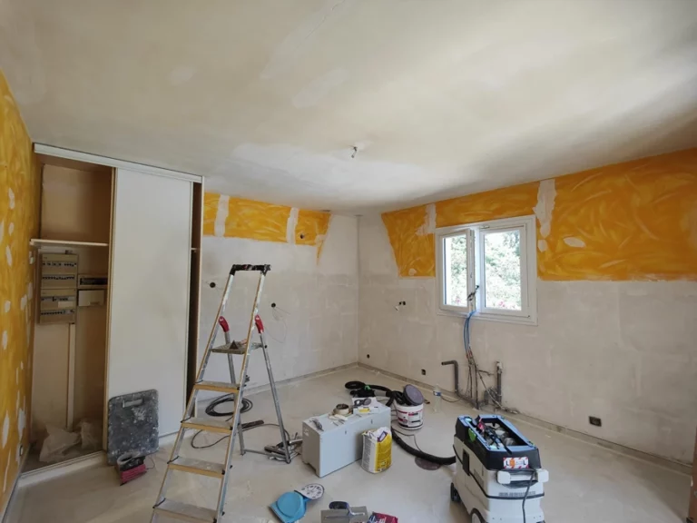 Plafond avant la rénovation complète d'une cuisine à Saint-Ciers-d'Abzac - Peinture intérieure d'un plafond - Le Peintre Aquitain