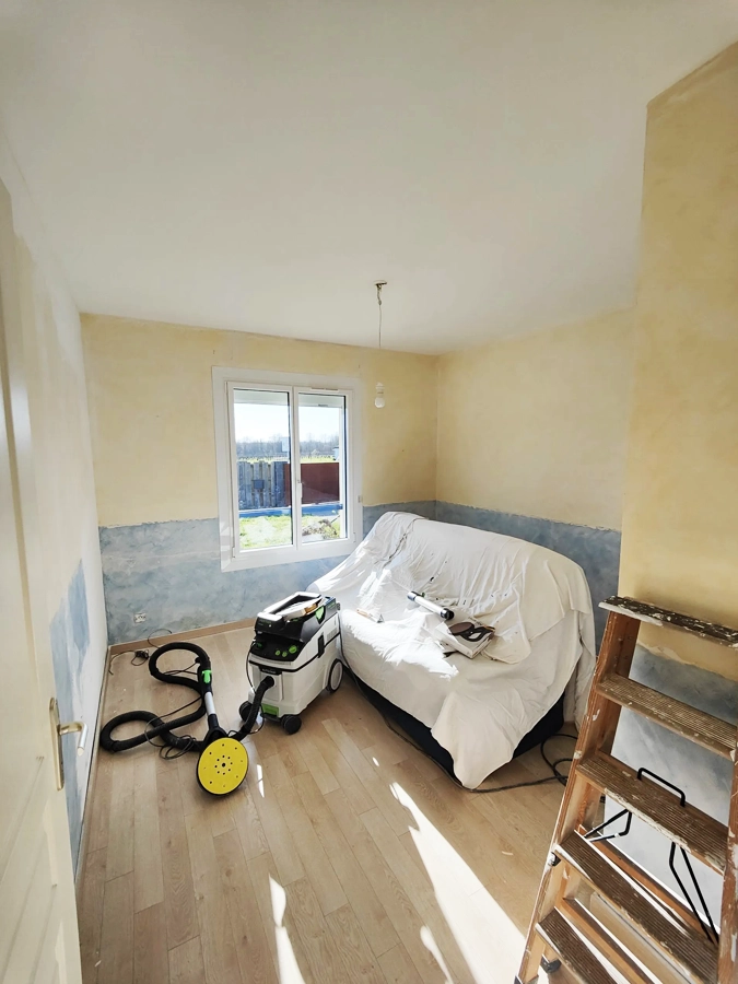 Chambre d'amis avant rafraîchissement des peintures murales - Tauriac - Le Peintre Aquitain