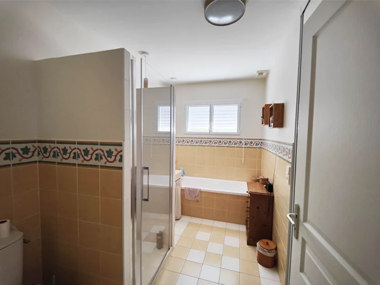 Salle de bain avant rafraîchissement des peintures intérieures - Tauriac - Le Peintre Aquitain