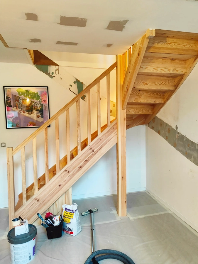 Escalier en bois avant mise en peinture blanche - Maison à Bordeaux - Le Peintre Aquitain