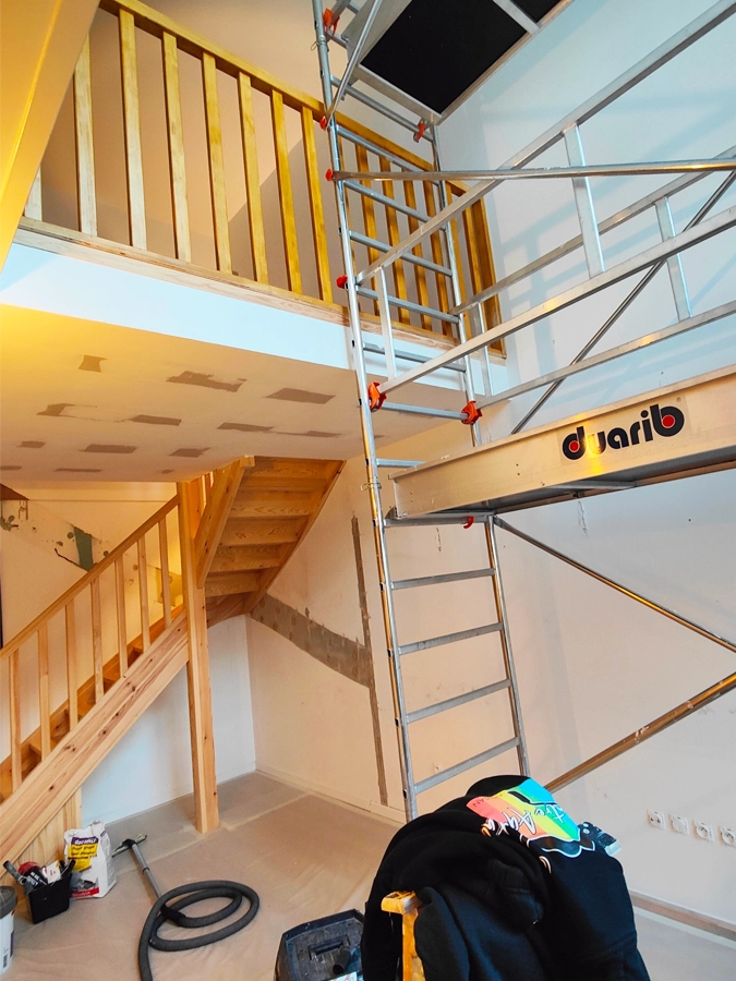 Échafaudage de chantier pour peinture sur les rambardes de l'étage - Maison à Bordeaux - Le Peintre Aquitain