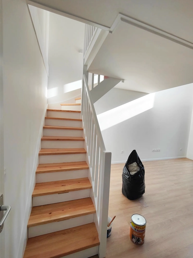 Peinture de finition sur l'escalier - Maison à Bordeaux - Le Peintre Aquitain