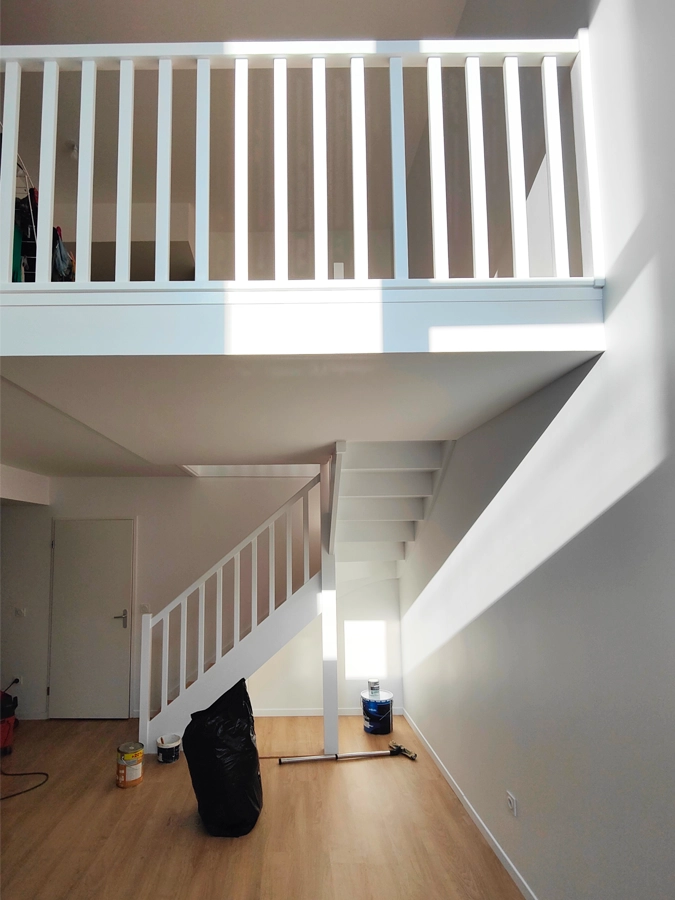 Rafraichissement des murs du salon après la pose du nouvel escalier - Maison à Bordeaux - Le Peintre Aquitain