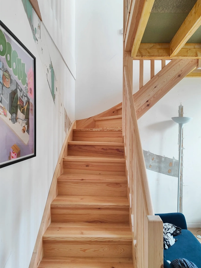 Ponçage de l'escalier avant mise en peinture - Maison à Bordeaux - Le Peintre Aquitain