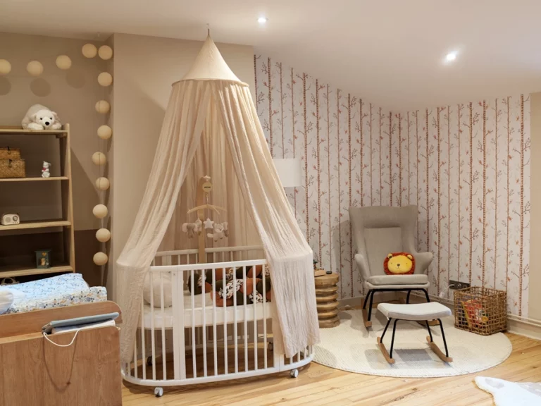 Pose du papier peint de la chambre de bébé - Saint-Quentin-de-Baron - Le Peintre Aquitain