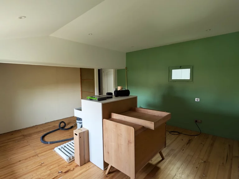 Ratissage des murs de la chambre de bébé - Saint-Quentin-de-Baron - Le Peintre Aquitain